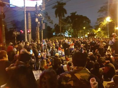 Manifestantes cierran Mariscal López en protesta por Itaipú  - Nacionales - ABC Color
