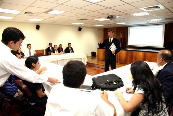 Instan a llevar control en forma permanente sobre el plan anual de contrataciones