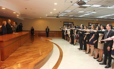 Tomaron juramento a escribanos y notarios públicos