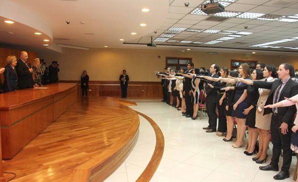 Tomaron juramento a escribanos y notarios públicos