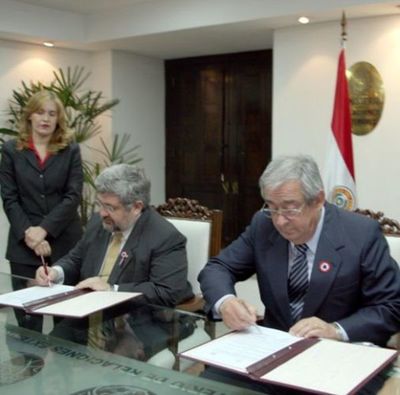La Corte firma convenio interinstitucional para agilizar trámites de paraguayos que residen en el exterior