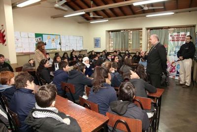 Entregan abrigos y kits de limpiezas personal a lustrabotas que trabajan en el Poder Judicial