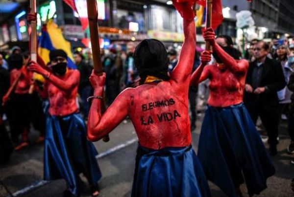 Miles de personas protestan en Colombia contra asesinatos