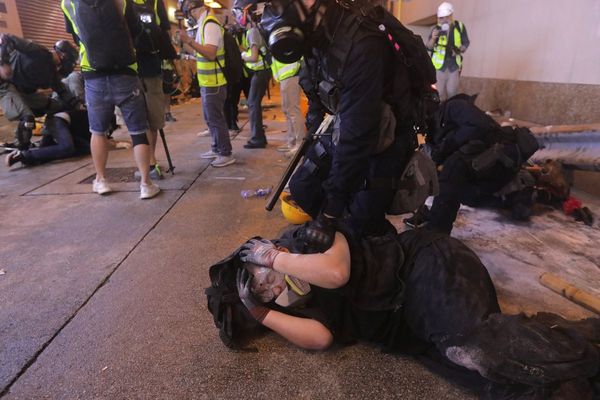 Represión policial sigue en Hong Kong