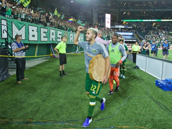 Doblete de Paredes ante los Galaxys de Zlatan