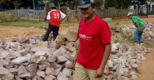 Perdió todo bajo engaños y ahora duerme entre las piedras que rompe para vivir