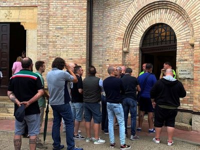 Familia del dictador Benito Mussolini reabre su tumba en Italia