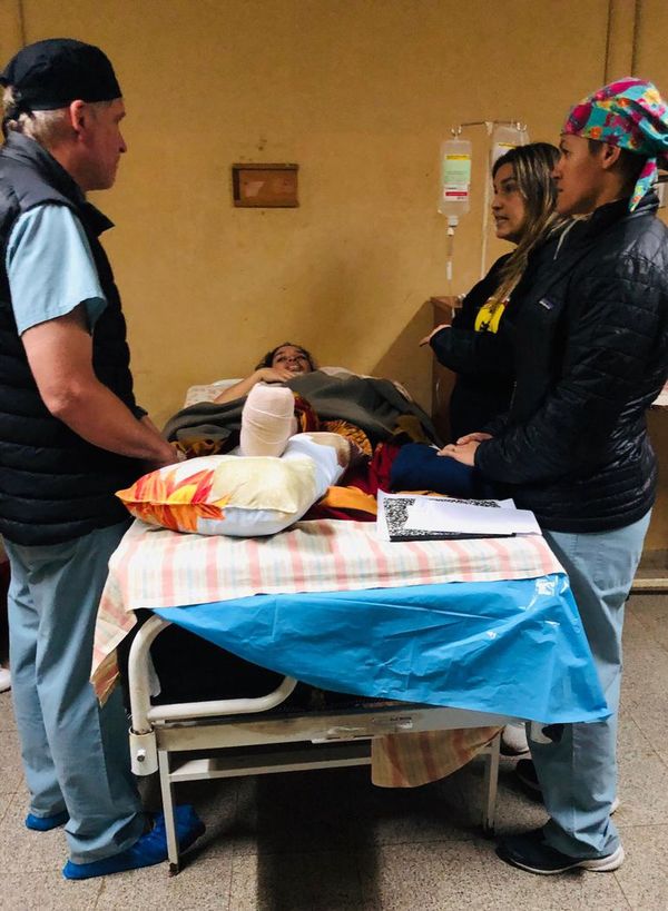 Paciente operada por médicos americanos caminará “normalmente” luego de 28 años - Nacionales - ABC Color