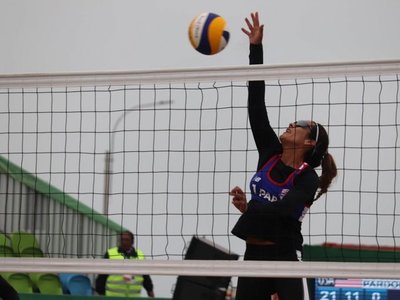 Empate en fútbol femenino y derrota en vóley de playa