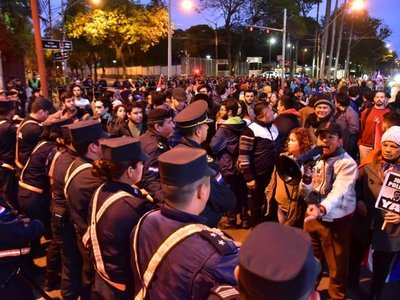 Preparan nuevas manifestaciones contra acuerdo sobre Itaipú