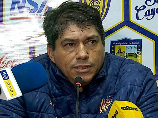 Roberto Torres aprecia el rendimiento de Luqueño