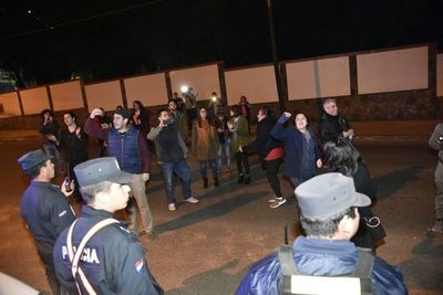 Ciudadanos escracharon a Castiglioni - Nacionales - ABC Color