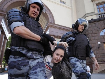 UE critica que las detenciones en Moscú "socavan" la libertad de expresión