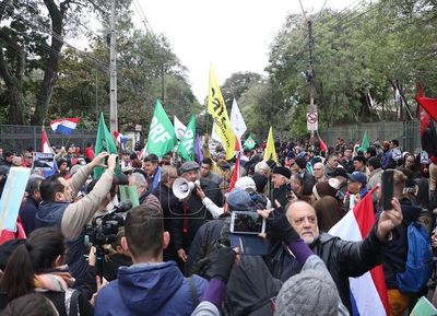 Firma de acuerdo genera indignación ciudadana