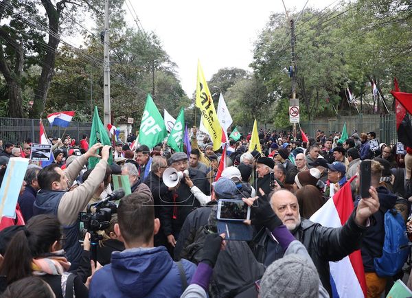 Firma de acuerdo genera indignación ciudadana