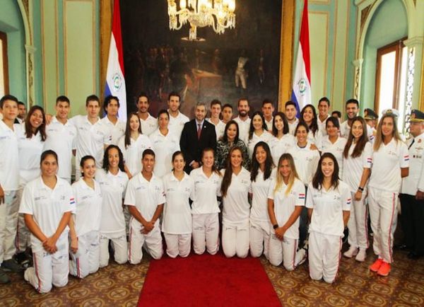 Abdo entregó becas a deportistas