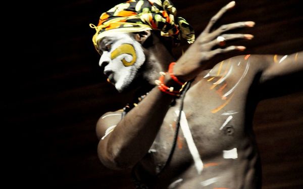 Babacar Dieng actúa con el grupo Jeheka en el Municipal - Artes y Espectáculos - ABC Color