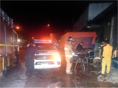 Atropelló a un hombre que caminaba por la banquina y huyó