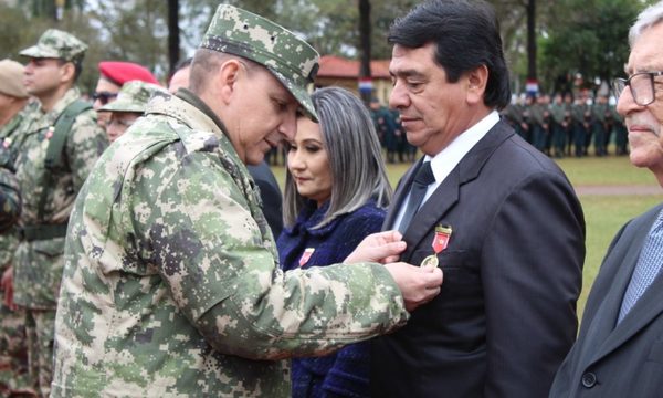 Ejercito otorga “Medalla de Honor” a intendente Rubén Rojas