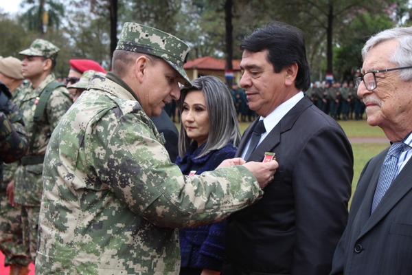 “Medalla de honor” para intendente de Hernandarias