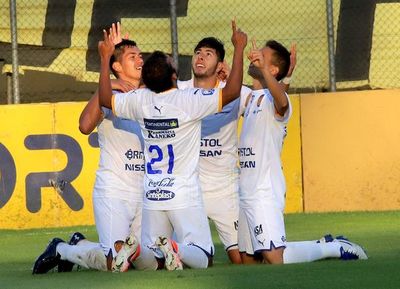 Valdeci le devuelve la vida a Luqueño