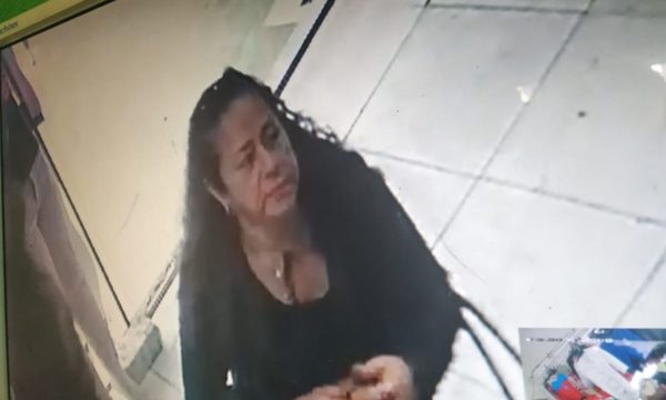 «Bolsonera» roba prendas de local comercial