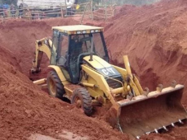 Bomberos intentan rescatar cadáver del buscador de oro