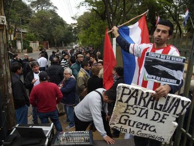 Cierran Avenida España y piden renuncia del nuevo titular de la ANDE