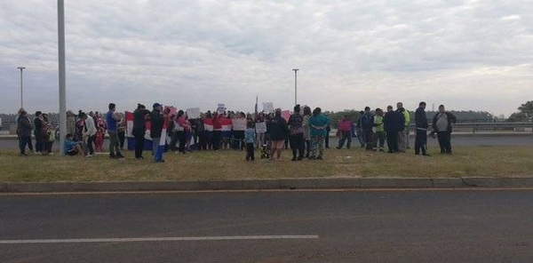 HOY / Bañadenses cierran la Costanera en reclamo de viviendas