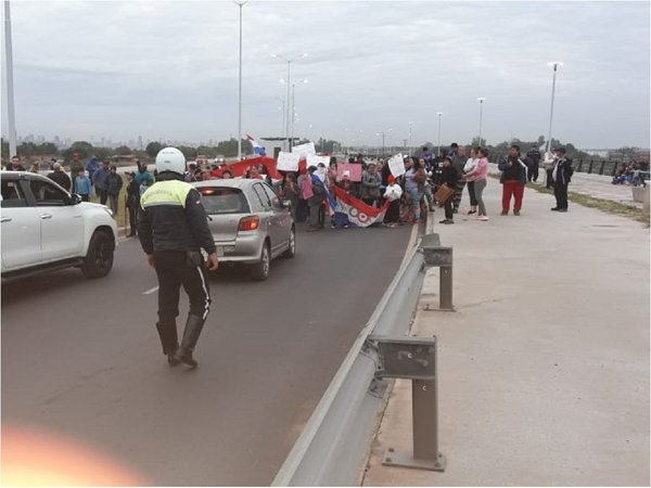 Bañadenses se movilizan para exigir viviendas y cierran Costanera Norte