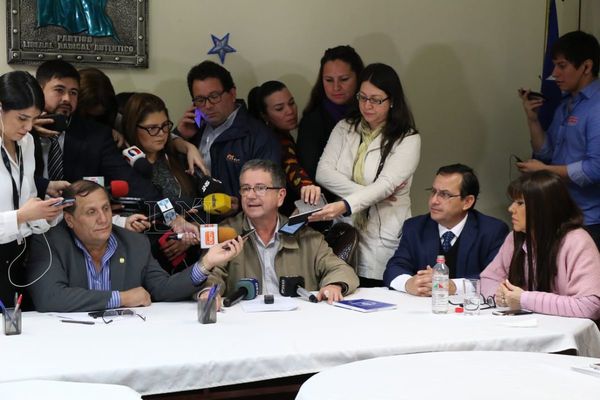 Diputados piden destitución de Castiglioni o iniciarán juicio político