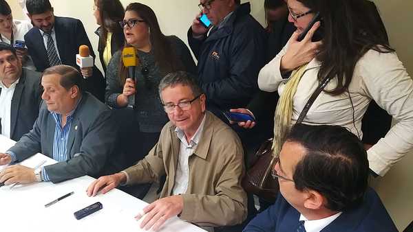 Destituciones o juicio político: Liberales emplazan por 24 horas a Mario Abdo - La Unión