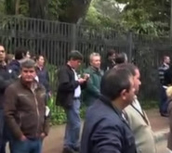 Funcionarios de ANDE cierra avenida España - Paraguay.com