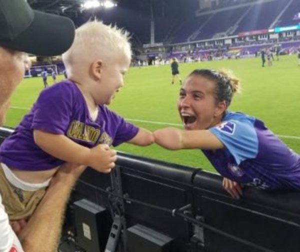 El conmovedor encuentro de una futbolista y un niño que tienen el mismo problema físico
