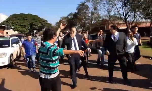 Patota, bajo encargo de Prieto, ataca a abogados de Itá Paraná - ADN Paraguayo