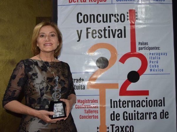 Berta Rojas recibe La Guitarra de Plata en México