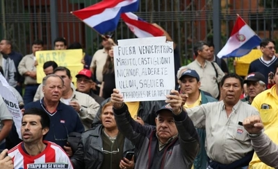 HOY / Gobierno demostró debilidad al retractarse tras protestas: "Son una manga de boludos"