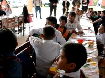 Alumnos reciben almuerzo escolar en Caaguazú