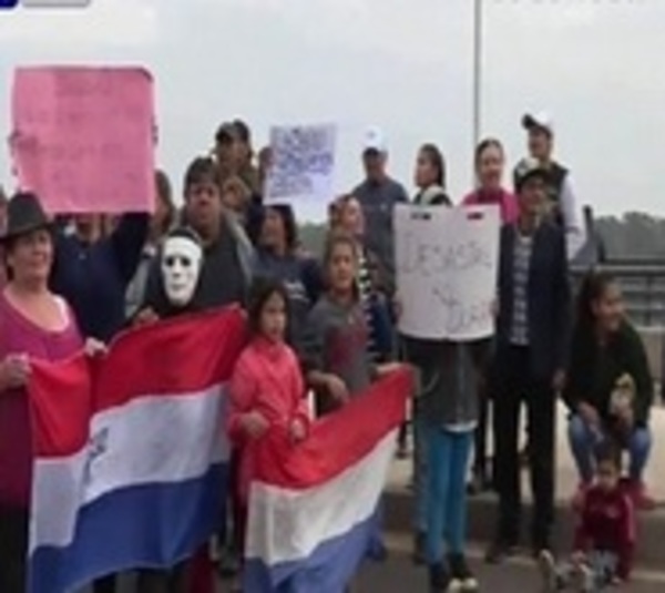 Pobladores piden viviendas y cierran la Costanera - Paraguay.com