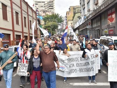 Funcionarios de la ANDE se instalan en inmediaciones del Congreso