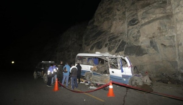 Choque de un minibús en la sierra de Lima deja 19 muertos y ocho heridos | .::Agencia IP::.