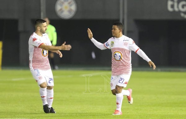 El goleador que viaja 4 horas por día para entrenar