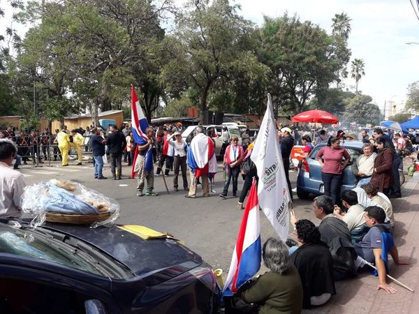 Unas mil personas frente al Congreso - Nacionales - ABC Color