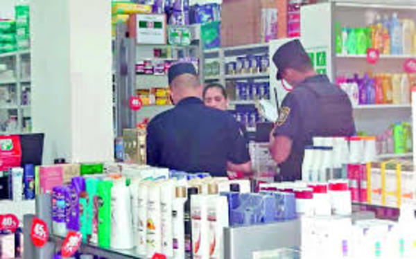 Travestidos roban cosméticos de farmacia en Franco