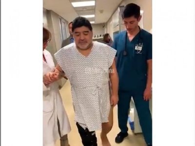 Maradona se recupera de la operación de la rodilla