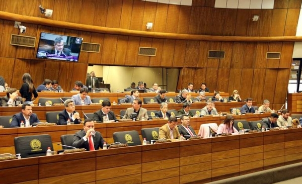 HOY / Pacto entreguista: investigarán si fue por 'propinas' o torpeza de ministros y altos funcionarios