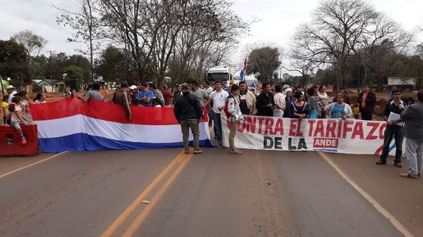 Cierran ruta en repudio al acuerdo bilateral en Caaguazú - Nacionales - ABC Color