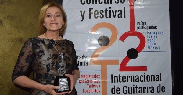 HOY / Berta Rojas recibió “Guitarra de Plata” como homenaje a su trayectoria