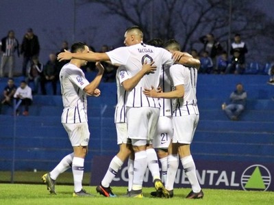 Libertad gana y comparte liderato  - Radio 1000 AM