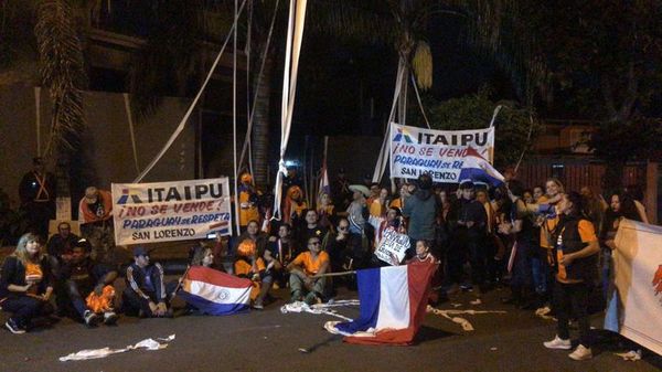 Escraches no cesan y esta vez van contra Nicanor